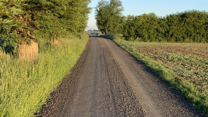 Nivelage et abat-poussière sur chemins de gravier