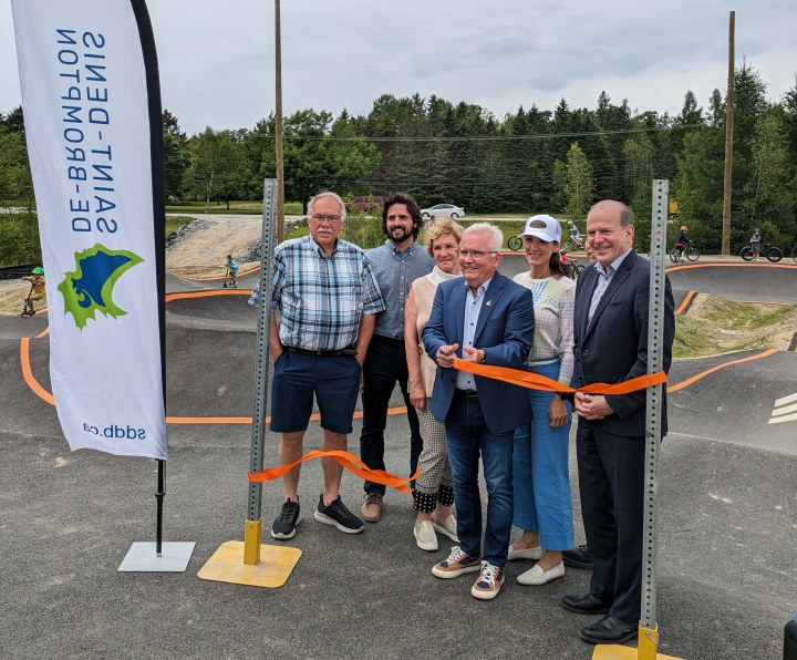 Inauguration de la piste à rouleaux et du terrain de basketball