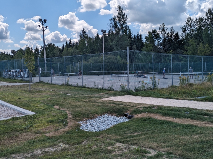 Travaux au terrain de tennis/pickleball