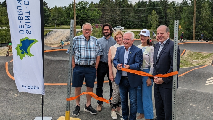 Inauguration de la piste à rouleaux et du terrain de basketball