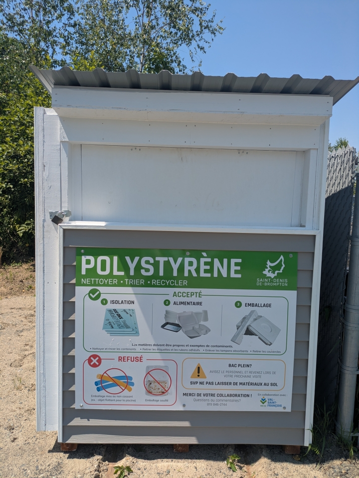 Arrivée d'un bac de récupération du polystyrène